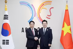 State leader holds talks with Korean President in Gyeongju city