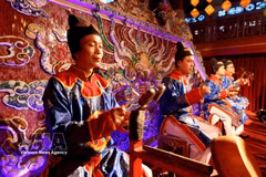 The artists maintain their intense focus, as every beat carries their responsibility of preserving the soul of the heritage. (Photo: VNA)