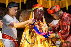 Ancient “Robing the Buddha” ritual preserved at Keo village festival in Hanoi