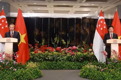 General Secretary To Lam and Singapore’s Prime Minister Lawrence Wong announce the upgrade of Vietnam-Singapore relations to a comprehensive strategic partnership (Singapore, March 12, 2025). (Photo: VNA)