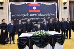 Vietnamese top legislator pays tribute to Lao National Assembly President