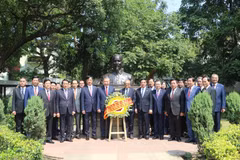 Vietnamese top leader lays wreaths at memorial sites in India