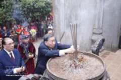 Top leader offers incense in commemoration of Hung Kings in Phu Tho