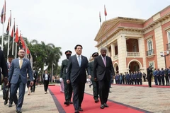 Angolan President hosts welcome ceremony for visiting Vietnamese State leader
