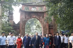 Leaders offer incense in tribute to Hung Kings