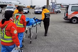 Passenger V.T.V, a 32-year-old Vietnamese national was transported to the hospital in Taiwan (China). (Photo: Courtesy of Vietnam Airlines)
