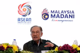 Malaysian Prime Minister Datuk Seri Anwar Ibrahim speaks at the Malaysia MADANI Scholars’ Forum (FIM) Series 6 at Menara Prasarana. (Photo: BERNAMA)
