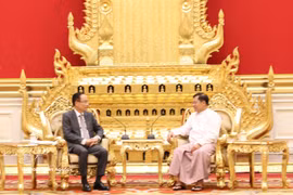 Minister of Foreign Affairs Le Hoai Trung (left) and Myanmar President Min Aung Hlaing (Photo: VNA)