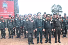 From left: Lao Defence Minister Khamlieng Outhakaysone, Vietnamese Defence Minister Phan Van Giang, Lao Deputy Prime Minister Chansamone Chanyalath, and Cambodian Defence Minister Tea Seiha pose for a photo with Cambodian troops taking part in the exercise. (Photo: VNA)