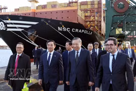 General Secretary of the Communist Party of Vietnam Central Committee and President To Lam (second, right) and a high-ranking Vietnamese delegation visit the Port of Antwerp-Bruges on the afternoon of October 22 (local time). (Photo: VNA)