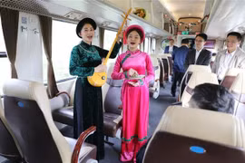Delegates on the Hanoi-Thai Nguyen tourism train enjoy a Then singing performance. (Photo: VNA)