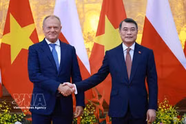 Prime Minister Le Minh Hung (right) and Polish Prime Minister Donald Tusk at their talks in Hanoi on October 26 (VNA)