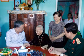 Party General Secretary and State President To Lam visits Heroic Vietnamese Mother Huynh Thi Lo in Tan An Hoi commune, Ho Chi Minh City. (Photo: VNA)