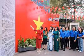 VNA General Director Vu Viet Trang introduces the first Victory Bulletin – the most important bulletin issued by the VNTTX (now Vietnam News Agency). (Photo: VNA)