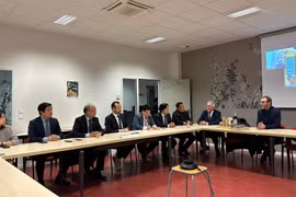 The delegation of the Vietnamese Embassy in France visits the Institute of Technology (IUT) Béziers. (Photo: VNA)
