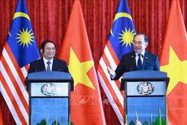 Prime Minister Pham Minh Chinh (left) and Malaysian Prime Minister Anwar Ibrahim meet with the press following their talks in Kuala Lumpur. (Photo: VNA)