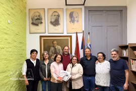 Vietnamese Ambassador Ngo Minh Nguyet poses for a group photo with representatives of the Communist Party of Uruguay. (Photo: VNA)