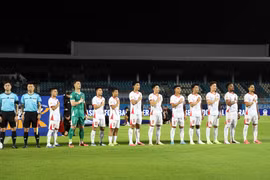 Vietnam's players salute the national flag and sing the national anthem before their Group A match against Timor-Leste at the 2026 ASEAN Cup. (Photo: VNA)