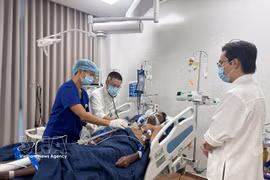 A victim of the speedboat accident receives medical treatment on Phu Quoc Island. (Photo published by VNA)