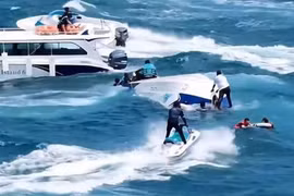 Rescue personnel search for and assist victims of the tourist boat accident. (Photo: nhandan.vn)