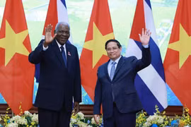 Prime Minister Pham Minh Chinh (right) and President of the National Assembly of People’s Power and President of the Council of State of Cuba Esteban Lazo Hernández (Photo: VNA)