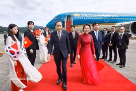National Assembly President Tran Thanh Man and his spouse Nguyen Thi Thanh Nga arrive in Seoul on the afternoon of September 6 (local time), beginning an official visit to the Republic of Korea. (Photo: VNA)