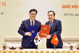 Vietnamese National Assembly President Tran Thanh Man and then-RoK National Assembly Speaker Woo Won Shik sign memorandum of understanding on cooperation between the two legislatures in 2025. (Photo: VNA)