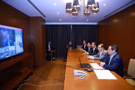 Prime Minister Pham Minh Chinh chairs an emergency online meeting with representatives of ministries, agencies and localities on urgent measures to respond to heavy rains, floods, and other natural disasters in several central provinces on November 20. (Photo: VNA)