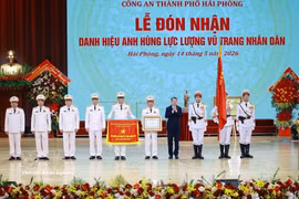 Prime Minister Le Minh Hung presents the title “Hero of the People's Armed Forces” to the Hai Phong city Department of Public Security. (Photo: VNA)