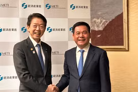 Minister of Industry and Trade Nguyen Hong Dien (right) and Japan's Minister of Economy, Trade, and Industry (METI) Muto Yoji. (Photo: VNA)
