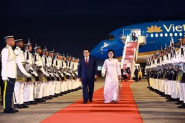 Prime Minister Pham Minh Chinh and his spouse arrive in Malaysia on May 24 night. (Photo: VNA)