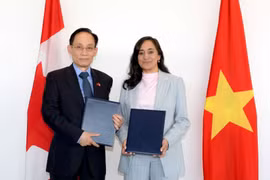 Vietnamese Minister of Foreign Affairs Le Hoai Trung (left) and his Canadian counterpart adopted an Action Plan (Photo published by VNA)