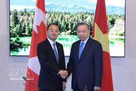 General Secretary of the Communist Party of Vietnam Central Committee and President To Lam (right) meets with Toshiyuki Onuma, President of the International Civil Aviation Organisation (ICAO) Council, in Canada on September 25 (local time). (Photo: VNA)
