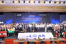 Delegates and team leaders pose for a group photo at IOAA 2026. (Photo: VNA)