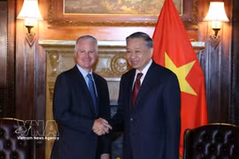 General Secretary of the CPV Central Committee and President To Lam (right) meets with Chairman of Warburg Pincus Chip Kaye in New York on the afternoon of September 21 (local time). (Photo: VNA)