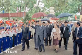 Children of Kim Lien commune, Nam Dan district, Vietnam’s Nghe An province - the hometown of President Ho Chi Minh – welcome Lao Party General Secretary and President of Laos Khamtay Siphandone during his visit to the central locality in 2002. (Photo: VNA)