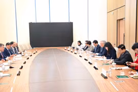 The meeting between the Vietnamese Government delegation and Governor of the National Bank of Kazakhstan Timur Suleimenov on February 3. (Photo: VNA)