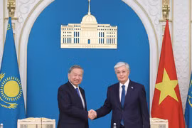 General Secretary of the Communist Party of Vietnam Central Committee To Lam (left) and President of Kazakhstan Kassym-Jomart Tokayev adopt a joint statement on the establishment of the Vietnam-Kazakhstan Strategic Partnership. (Photo: VNA)