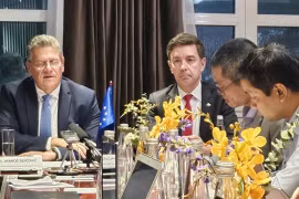 Maros Sefcovic (left), European Commissioner for Trade and Economic Security, at the press conference in Hanoi. (Photo: VNA)