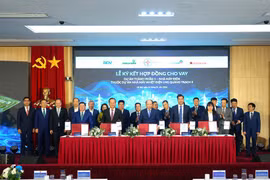 At the signing ceremony for the loan agreement between EVN and Vietcombank, VietinBank, BIDV and Agribank (Photo: VNA)
