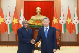 Vietnam's Party General Secretary To Lam (right) and President of Burundi Évariste Ndayishimiye at their meeting in Hanoi on April 4. (Photo: VNA)