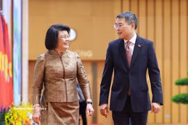 Prime Minister Le Minh Hung (right) and Cambodian National Assembly President Samdech Khuon Sudary. (Photo: VNA)