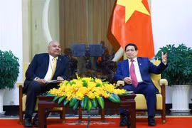 Prime Minister Pham Minh Chinh (right) hosts Tanzanian Minister of Foreign Affairs and East African Cooperation Mahmoud Thabit Kombo in Ho Chi Minh City on April 30. (Photo: VNA)