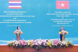 Prime Minister Pham Minh Chinh (right) and his Thai counterpart Paetongtarn Shinawatra announce the elevation of Vietnam-Thailand relations to a comprehensive strategic partnership at a press conference in Hanoi on May 16. (Photo: VNA)