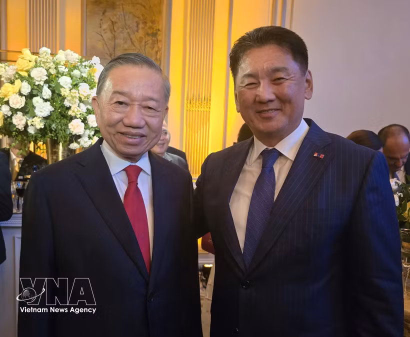 General Secretary of the Communist Party of Vietnam Central Committee and President To Lam (L) meets with Mongolian President Ukhnaagiin Khürelsükh in New York. (Photo: VNA)