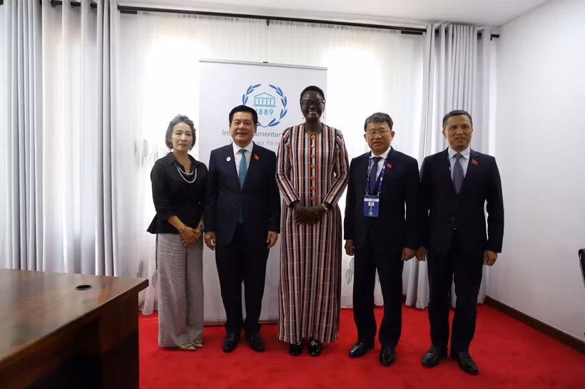 Vice President of the Vietnamese National Assembly Nguyen Hong Dien (second, left), IPU President Tulia Ackson (centre) and delegates pose for a group photo. (Photo: Ministry of Foreign Affairs)