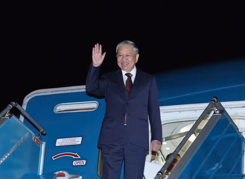 General Secretary of the Communist Party of Vietnam (CPV) Central Committee To Lam leaves Hanoi for a three-day state visit to the Democratic People's Republic of Korea. (Photo: VNA)