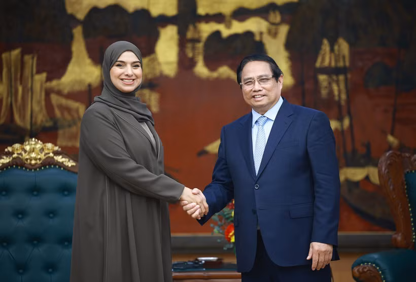 Prime Minister Pham Minh Chinh (R) and Minister of Climate Change and Environment of the UAE Amna bint Abdullah Al Dahak at their meeting in Hanoi on April 16. (Photo: VNA)