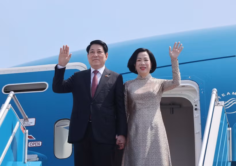 State President Luong Cuong and his spouse Nguyen Thi Minh Nguyet leave Hanoi on August 3 morning for state visits to Egypt and Angola. (Photo: VNA)