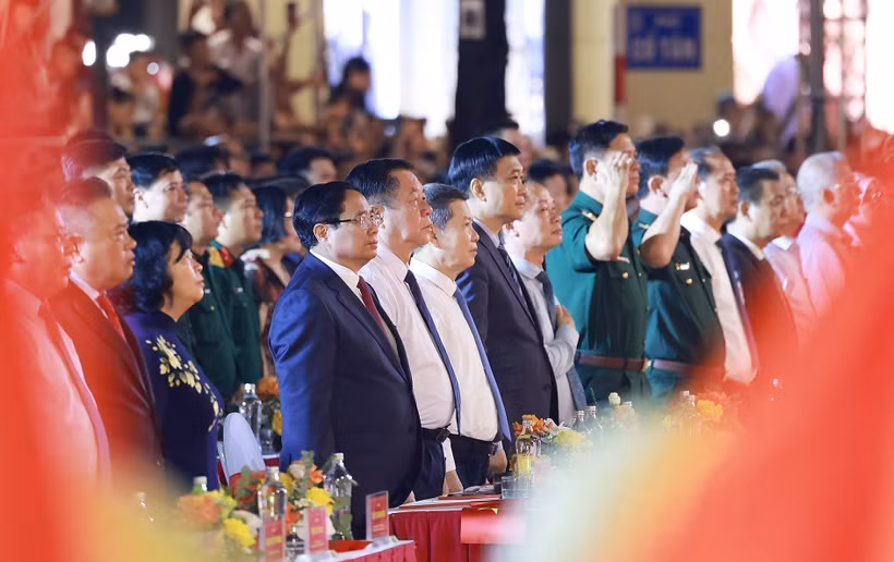 Prime Minister Pham Minh Chinh and delegates attend the special art programme. (Photo: VNA)